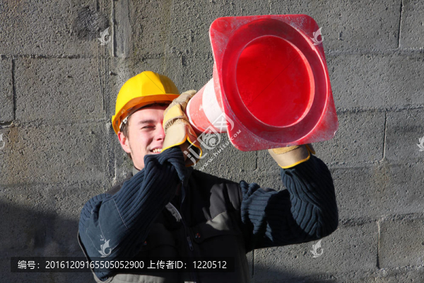 人通過施工信標