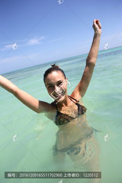 快樂(lè)女子沐浴在大海
