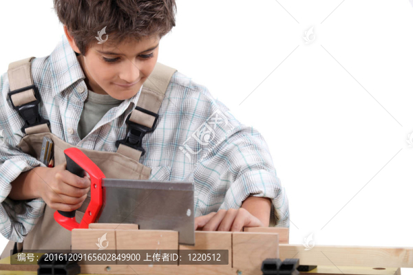 小男孩裝扮成木工鋸木頭