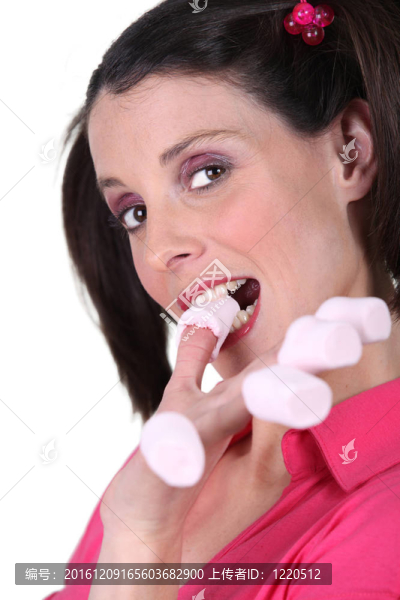 女人把她的手指吃棉花糖