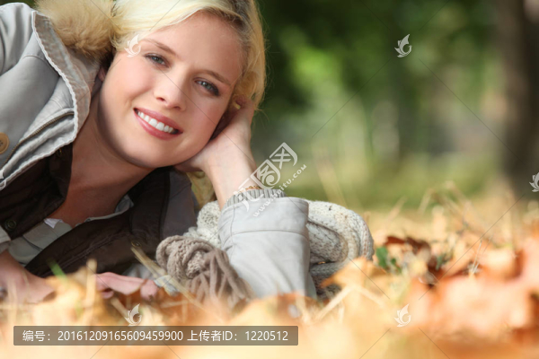 金發(fā)女人在干葉子的床上