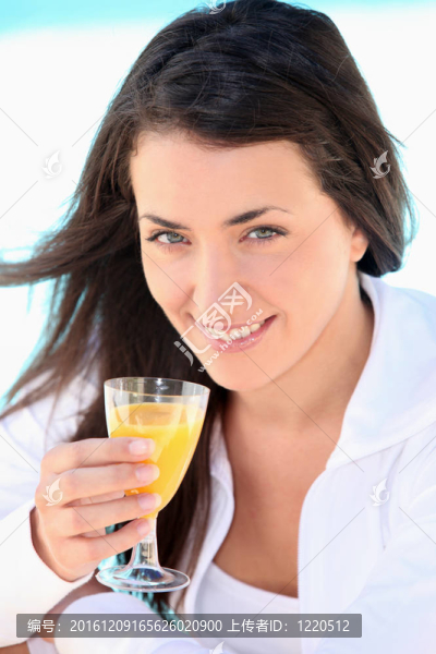 黑發(fā)女人與橙汁