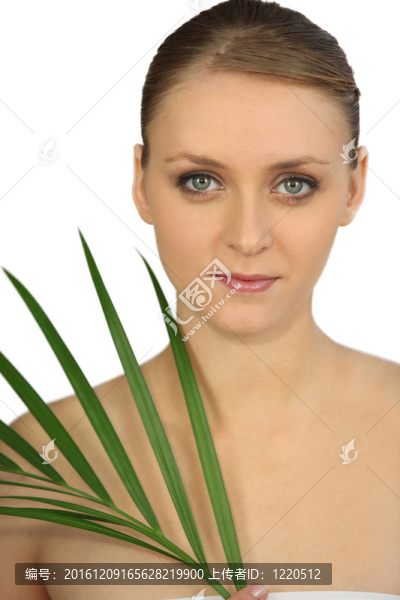 優(yōu)雅的藍(lán)眼睛金發(fā)女郎和植物半身像