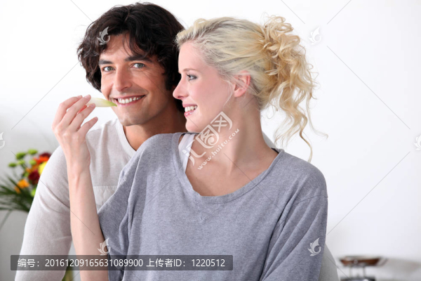 夫婦隨便站在廚房里
