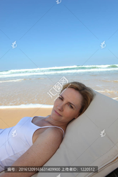 女人在吊床在海邊