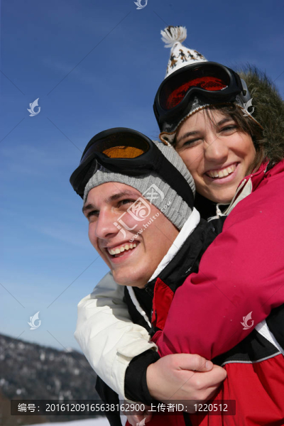 男人在雪地里給他的女友一只小豬