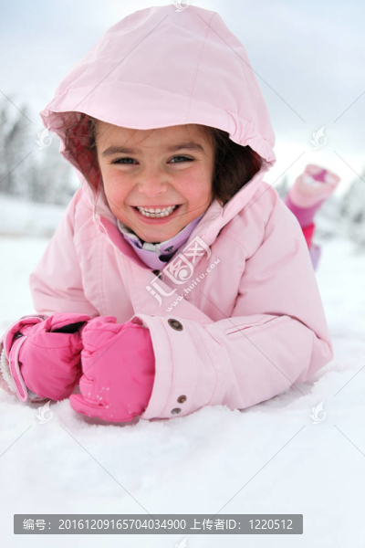 小女孩在雪地里玩耍
