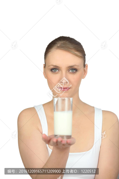 拿著牛奶的女人
