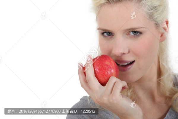 金發(fā)女人吃蘋果