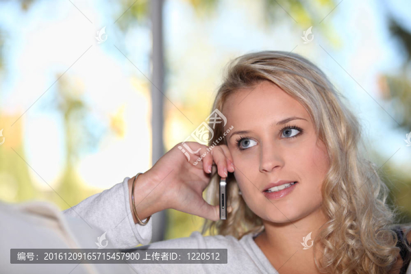 金發(fā)女人在電話里