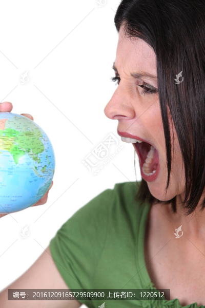 憤怒的女人帶著地球儀