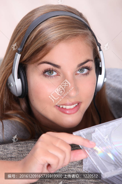 年輕女子聽音樂耳機