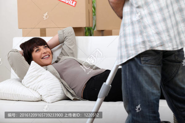 睡在沙發(fā)上的女人