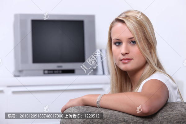 金發(fā)女孩在電視機前