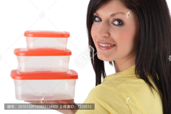 女子舉行塑料食品儲(chǔ)存