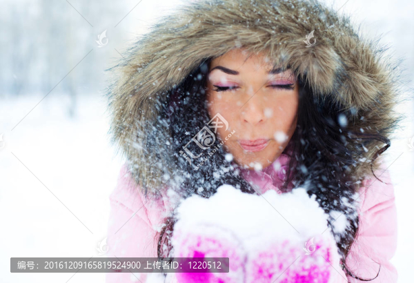 女孩在雪地上吹