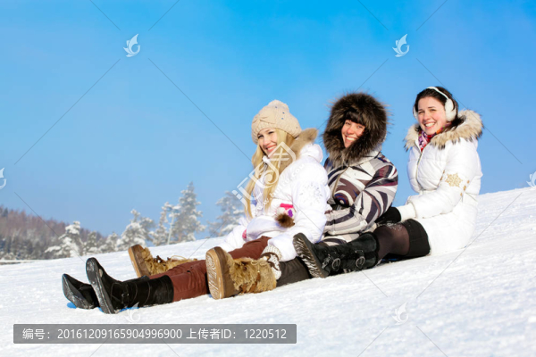 在雪坡上的年輕微笑女孩