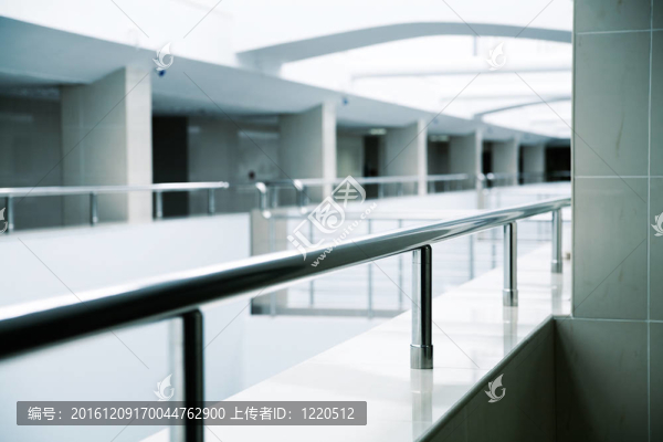 現(xiàn)代辦公建筑室內(nèi)的金屬細(xì)節(jié)