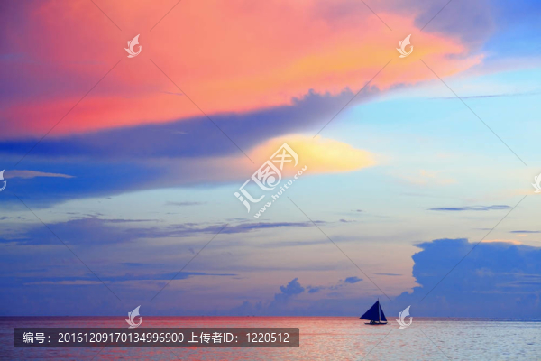 美麗的夕陽與海和帆船