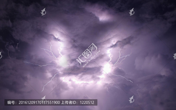 烏云密布的天空有雷電