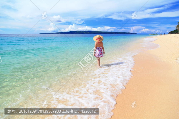 美麗的女孩在海灘與晴朗的天空；云