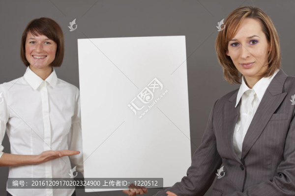 白色廣告牌的女人