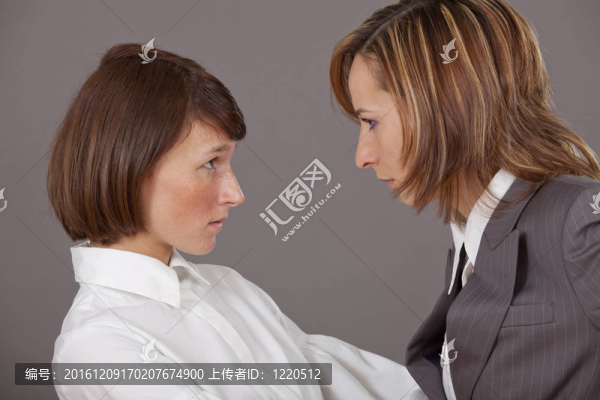 兩個沖突中的商業(yè)女性