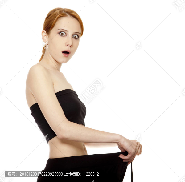 驚訝女孩抱著她的褲子。