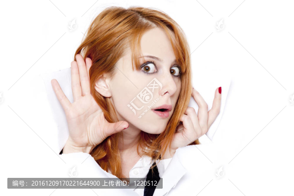 年輕的女人通過紙上窺視孔