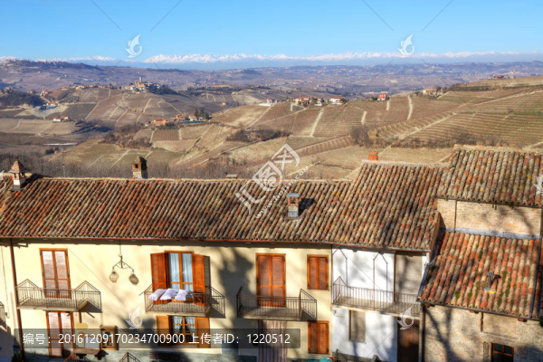 山上的房屋。Piedmont；意大利北部。