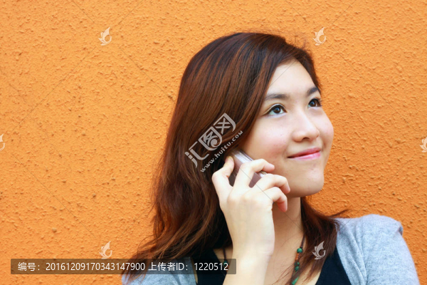 亞洲婦女打電話和電話交談