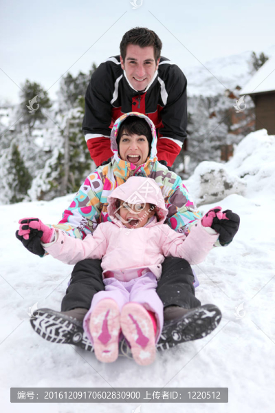 家庭滑雪下山
