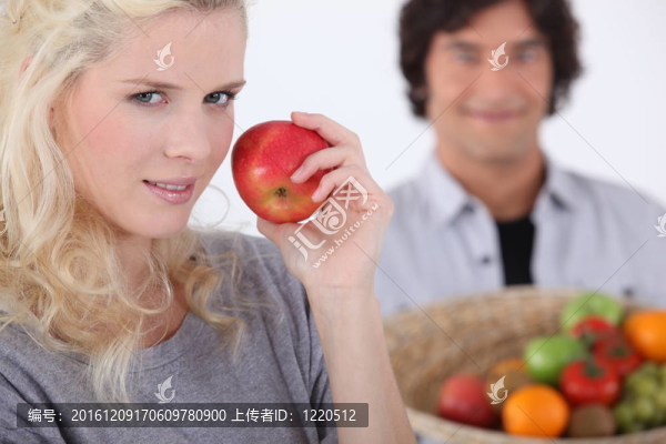 年輕女人吃蘋果