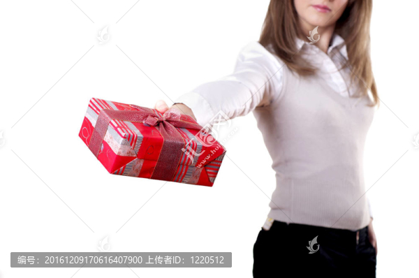 年輕微笑的女人拿著禮物