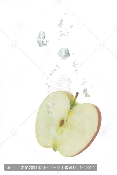 水中有氣泡的蘋果