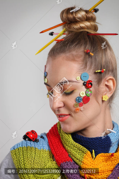一個(gè)年輕的金發(fā)女人與創(chuàng)造力化妝肖像