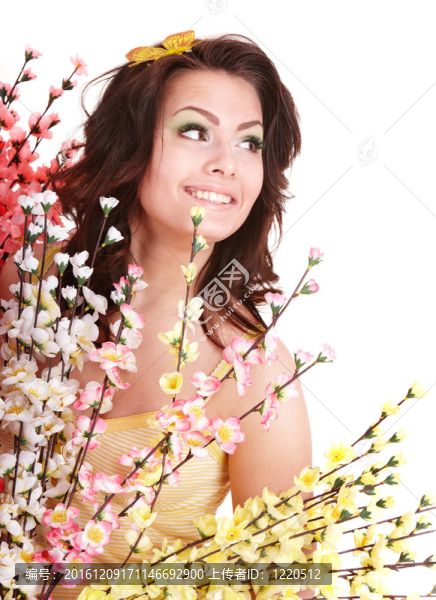女孩帶著春天的花和蝴蝶在肩上看。
