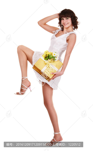 美麗的女孩與禮品盒和花。