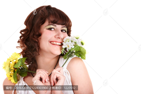 美麗的女孩與春天的花。