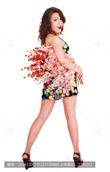 美麗的女孩與春天的花。