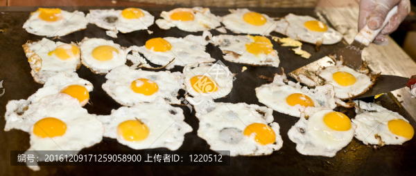 自助餐廳煎蛋。