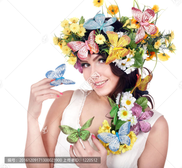 頭上有蝴蝶和花的女孩。