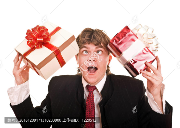 男子與兩個禮品盒。