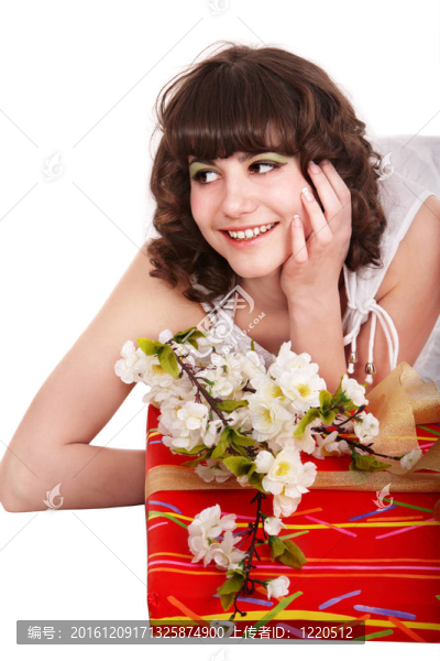 美麗的女孩與禮品盒和花。