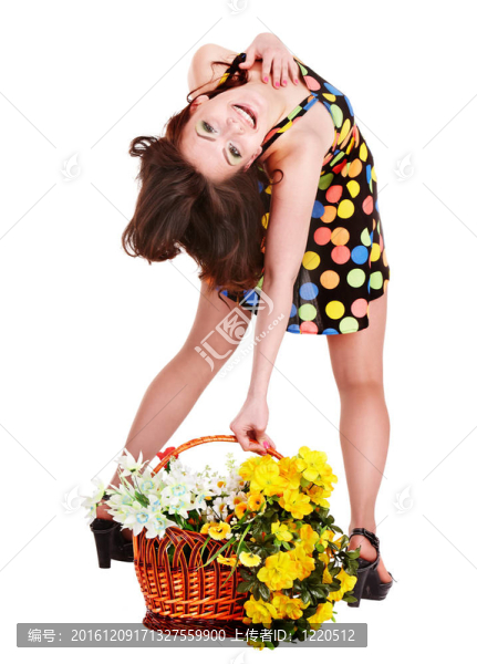 美麗的女孩與野生春天花。