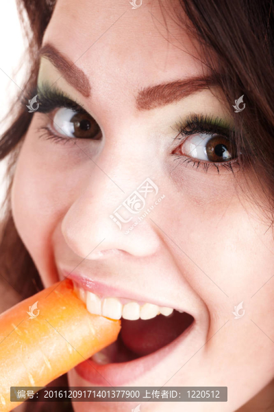 女孩吃胡蘿卜的臉。