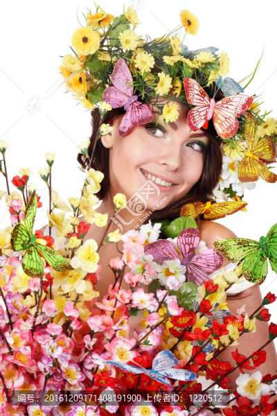 頭上有蝴蝶和花的女孩。