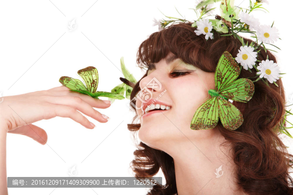 美麗的年輕女子與花和蝴蝶。