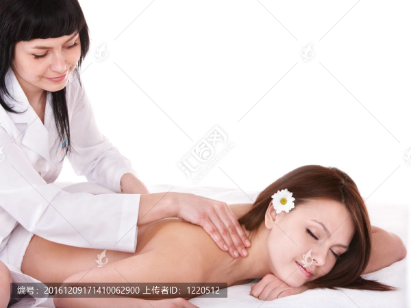 美容按摩床上的年輕女子。