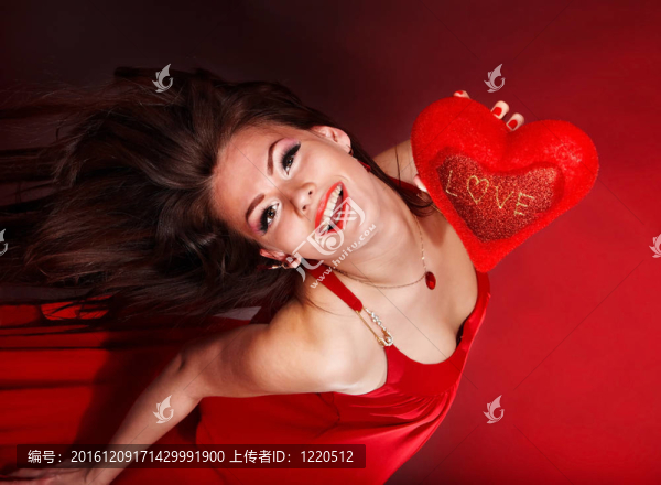 女孩與心在紅飛。情人節(jié)。